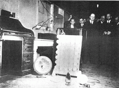 目击者是惊讶的是，Moray博士在1936年展示了他的“弧度能源”机器